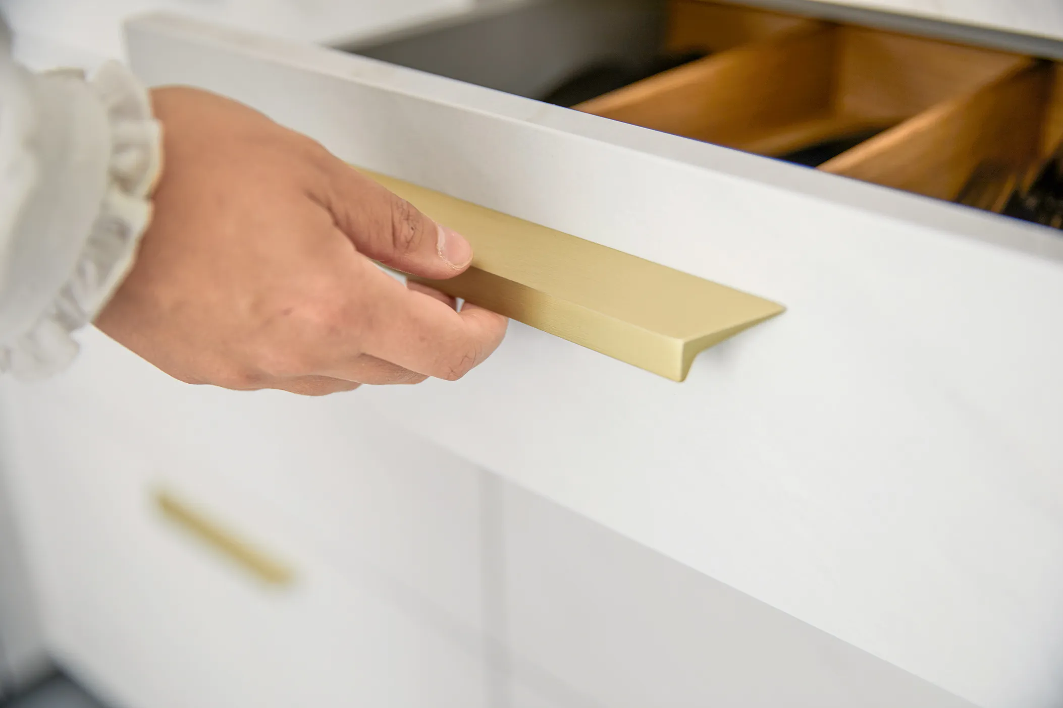 TAR-L532_SIE_L262M_Model_Hand_2022.webp